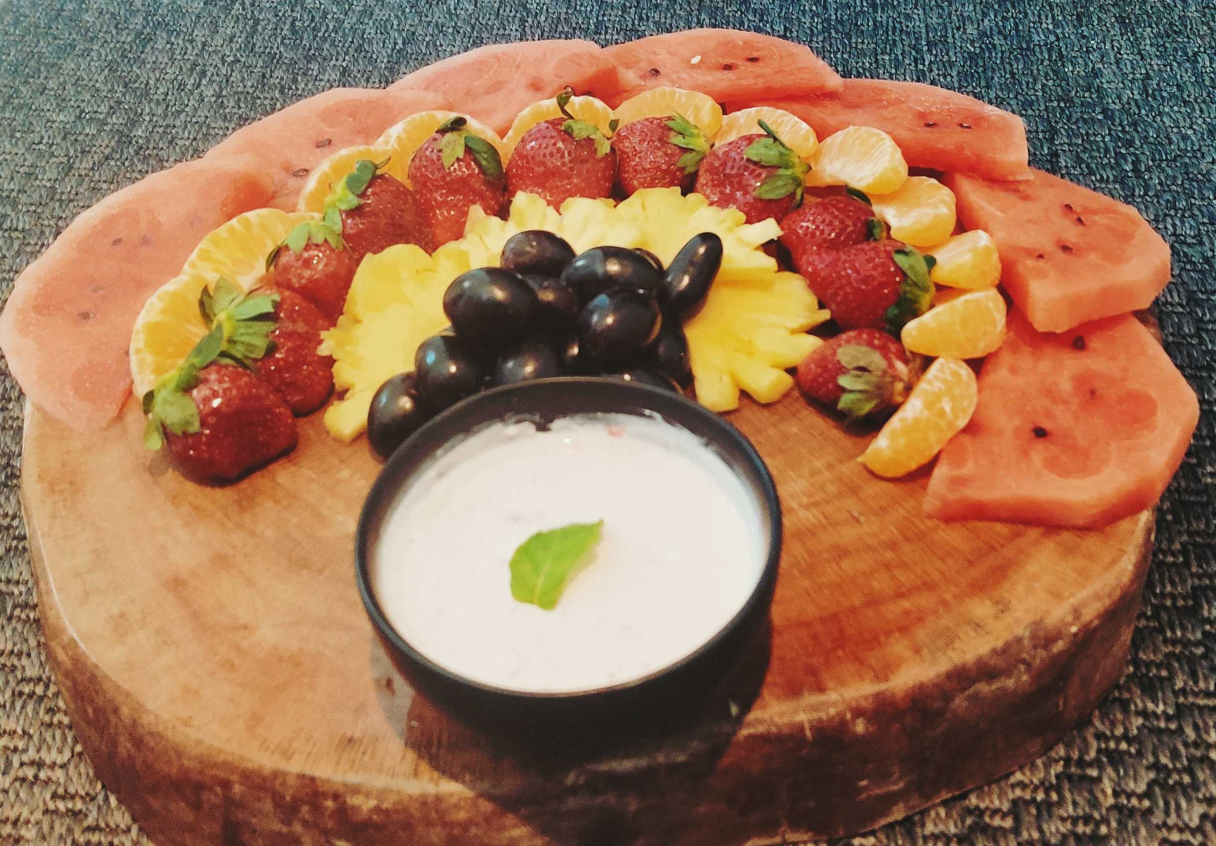 Fruit-salad-platter-with-strawberry-yogurt-2