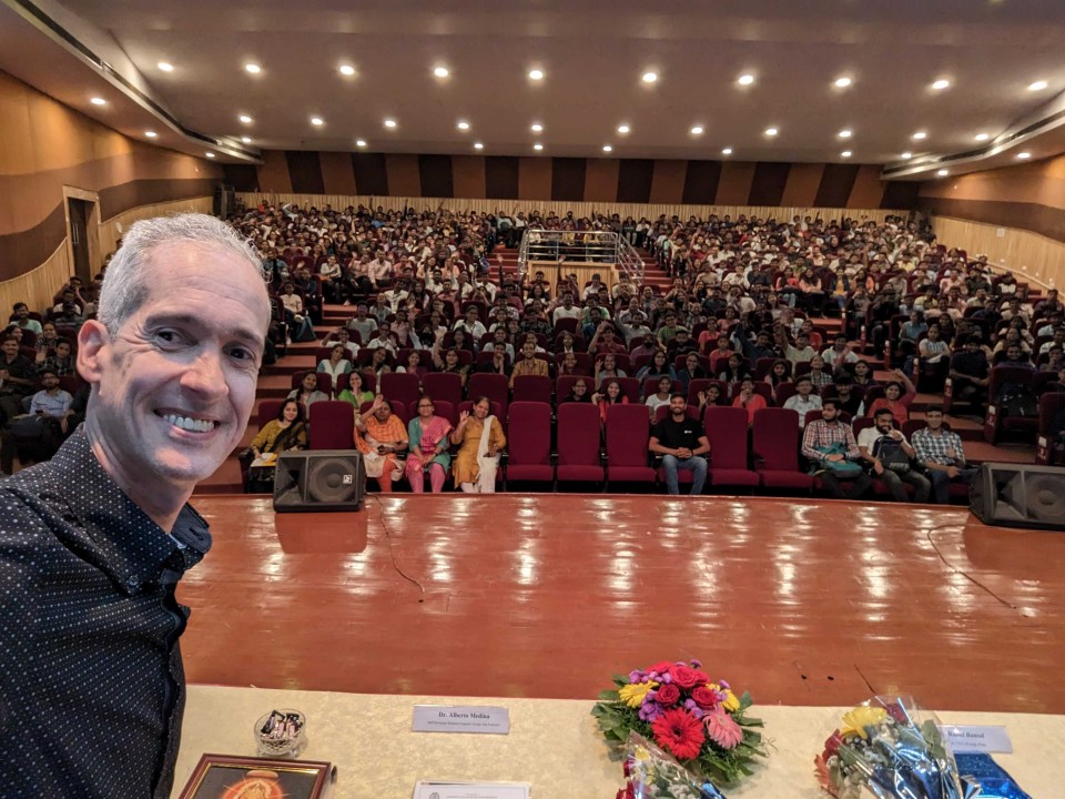 PES-Alberto-selfie-with-students